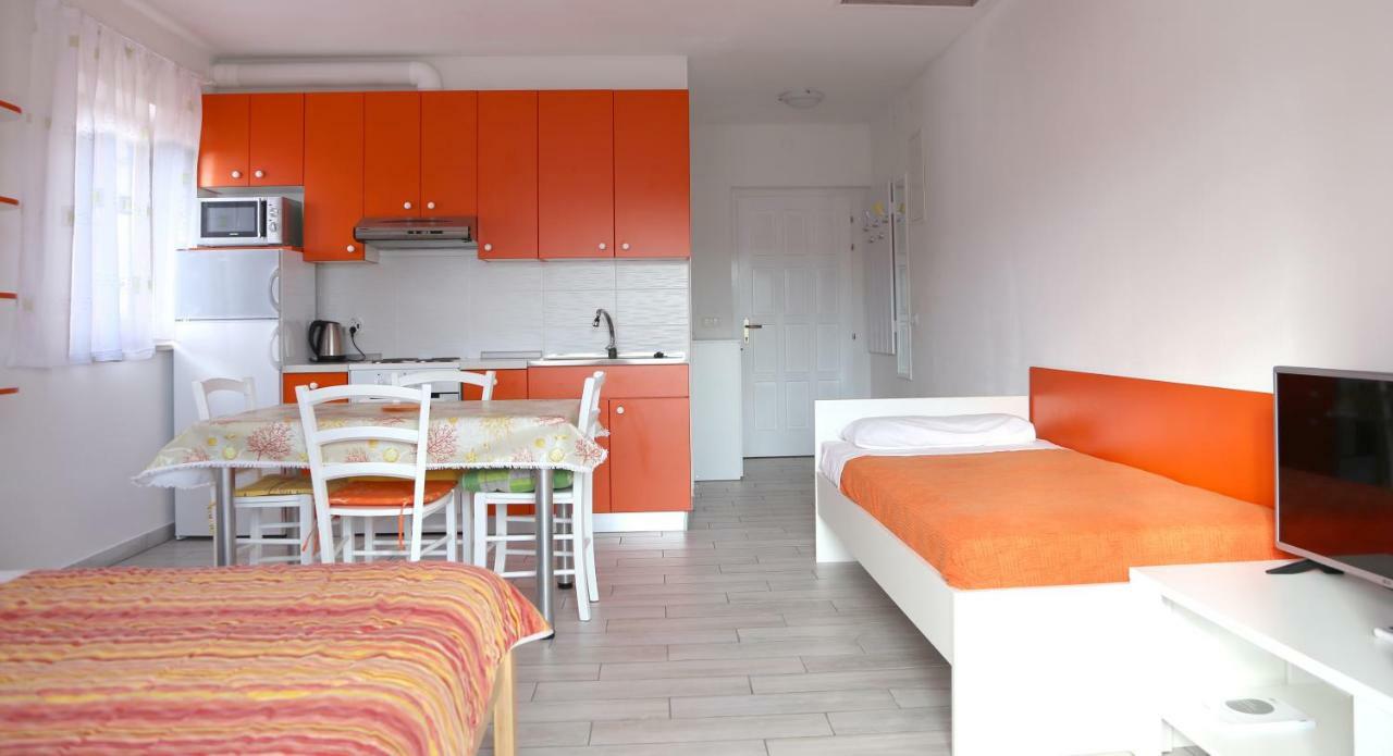 Apartments Laura Pinezici  Bagian luar foto
