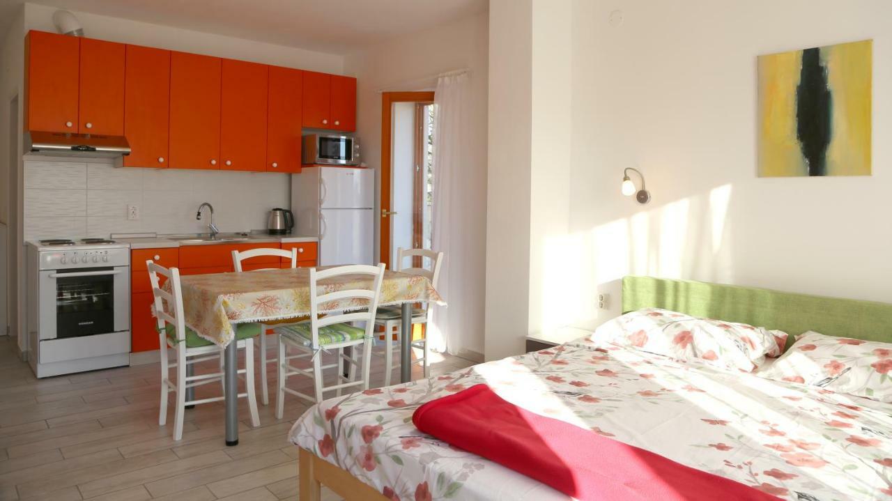 Apartments Laura Pinezici  Bagian luar foto