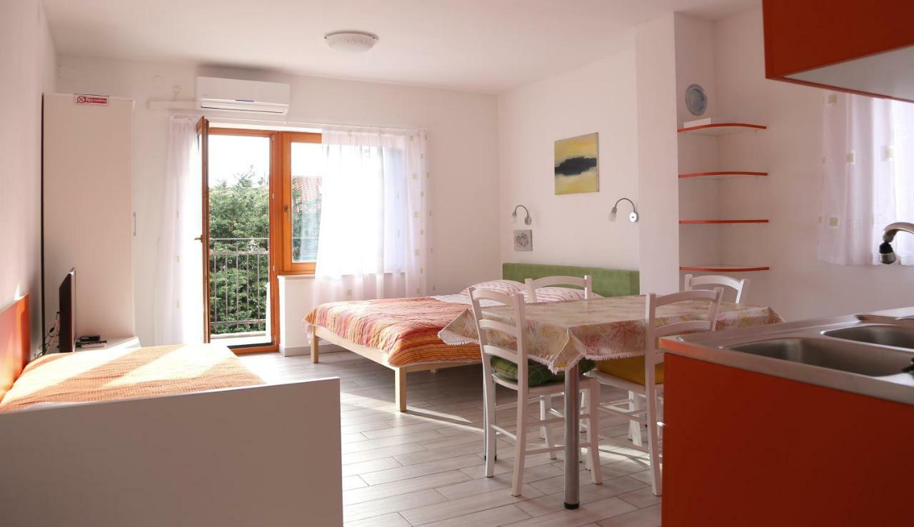 Apartments Laura Pinezici  Bagian luar foto