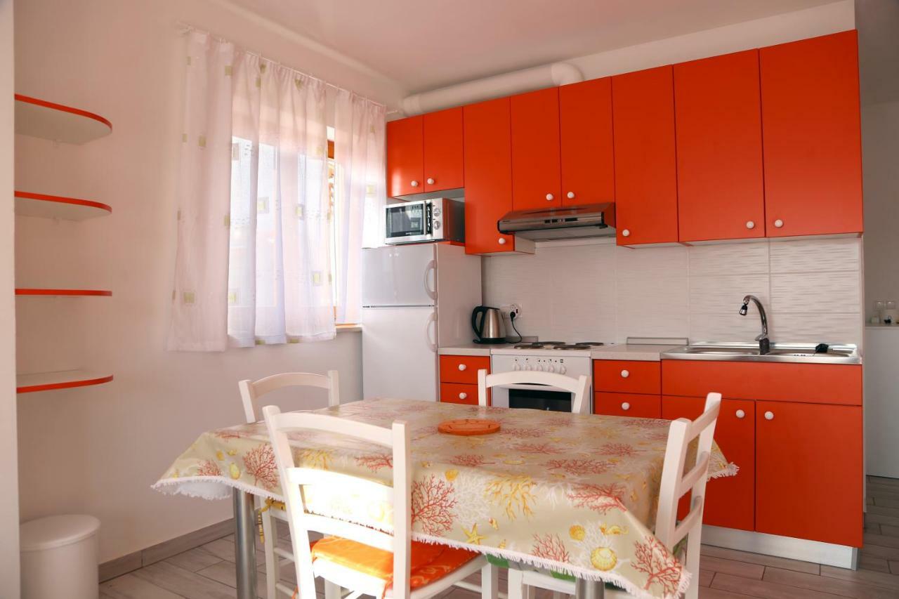 Apartments Laura Pinezici  Bagian luar foto